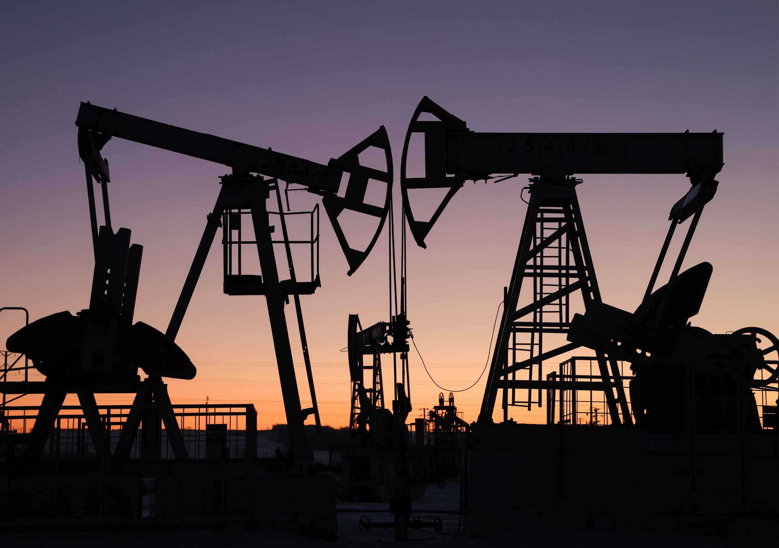Нефть взлетела к 3-месячным пикам на опасениях санкций против России и Ирана